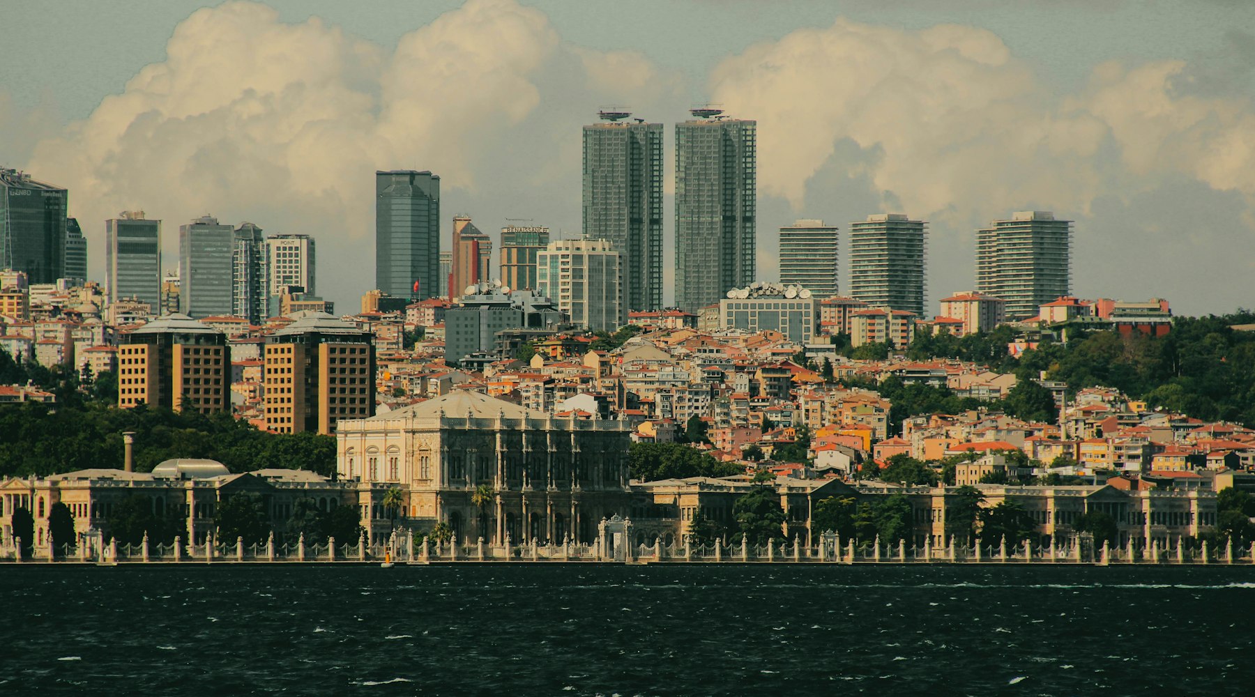 İstanbul silueti ve boğaz kıyısındaki konut projeleri