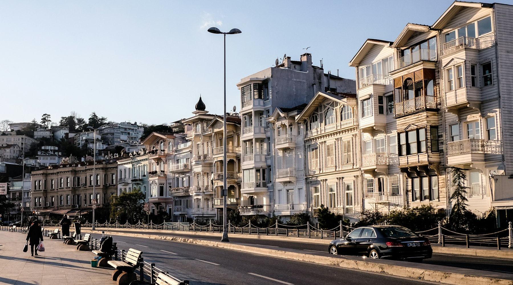 İstanbul boğaz kıyısında tarihi ve modern konutlar