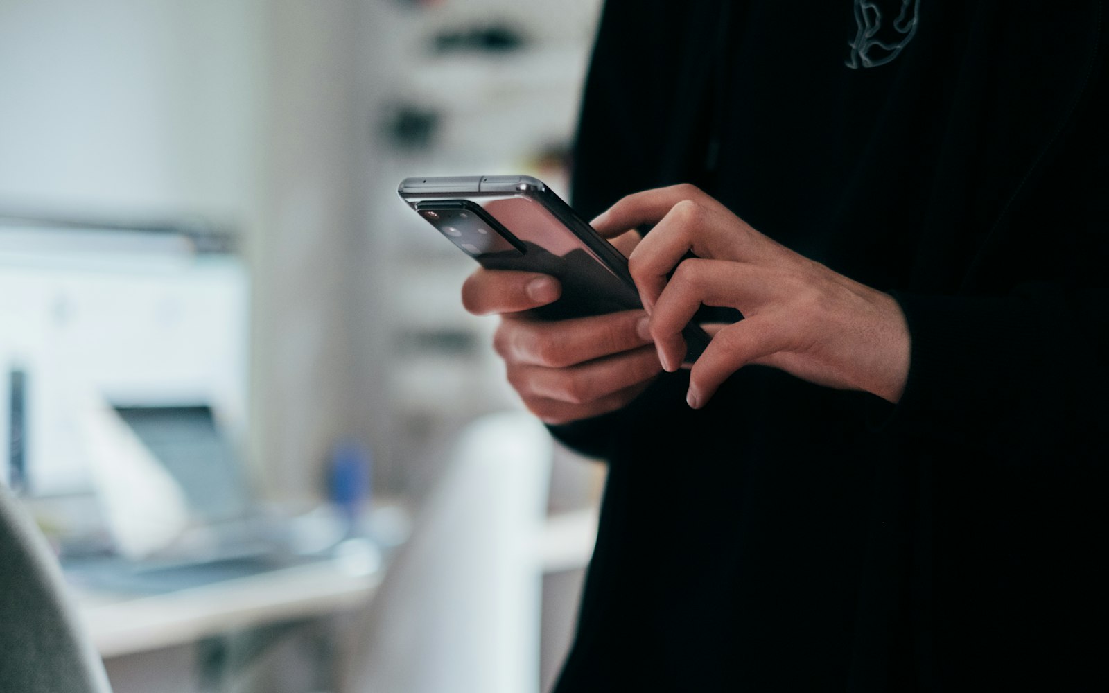 Telefonda WhatsApp kullanan kişi