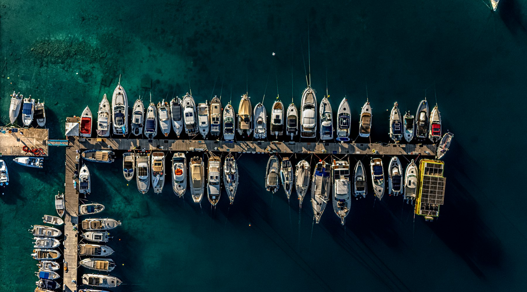 Turkuaz suda tekne dolu marina, kuş bakışı