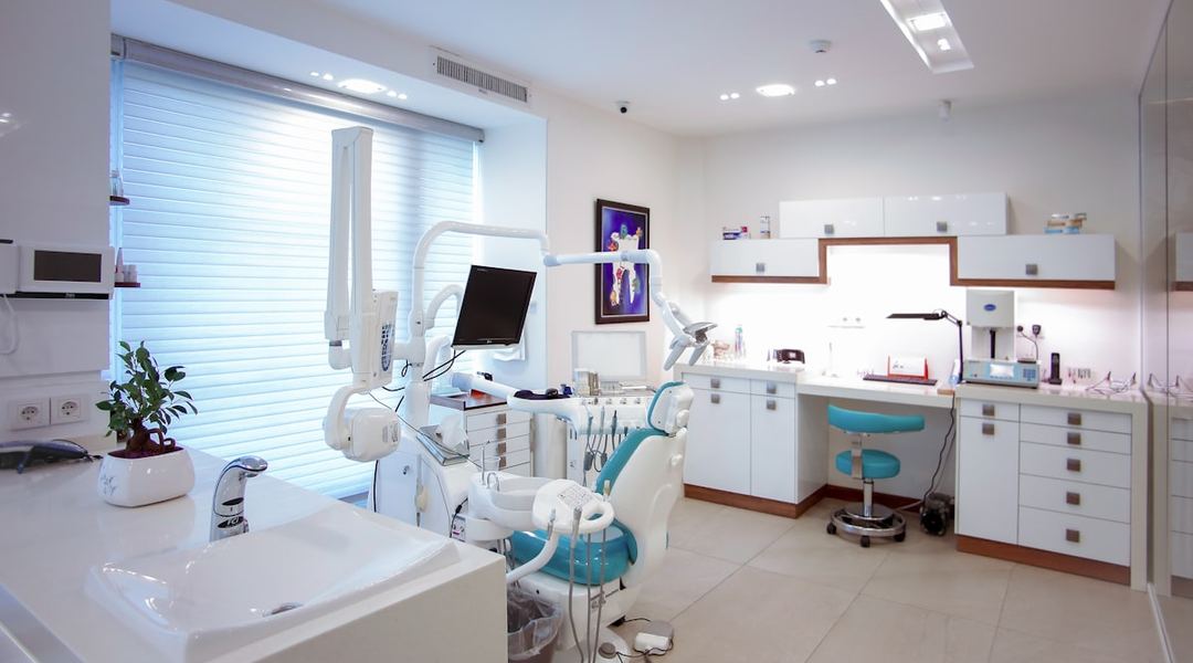 Modern diş kliniği tedavi odası, klinik pazarlama ajansı hizmeti