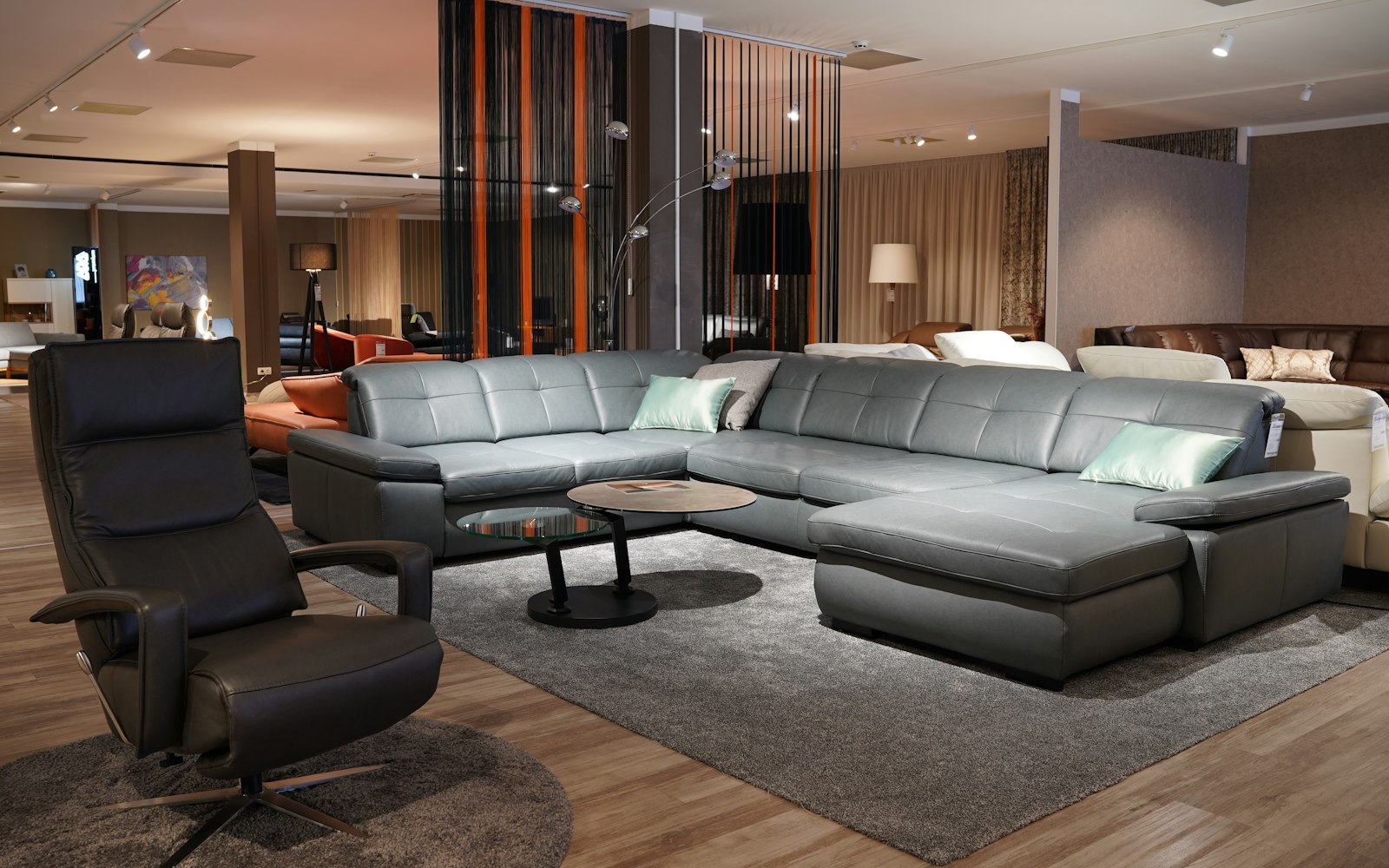 Modern mobilya showroom iç mekanı, mobilya pazarlama ajansı