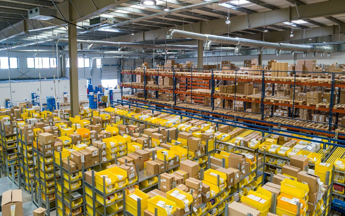 Lager mit Regalordnung, in dem Marktplatzbestellungen vorbereitet werden, Marktplatz-Management