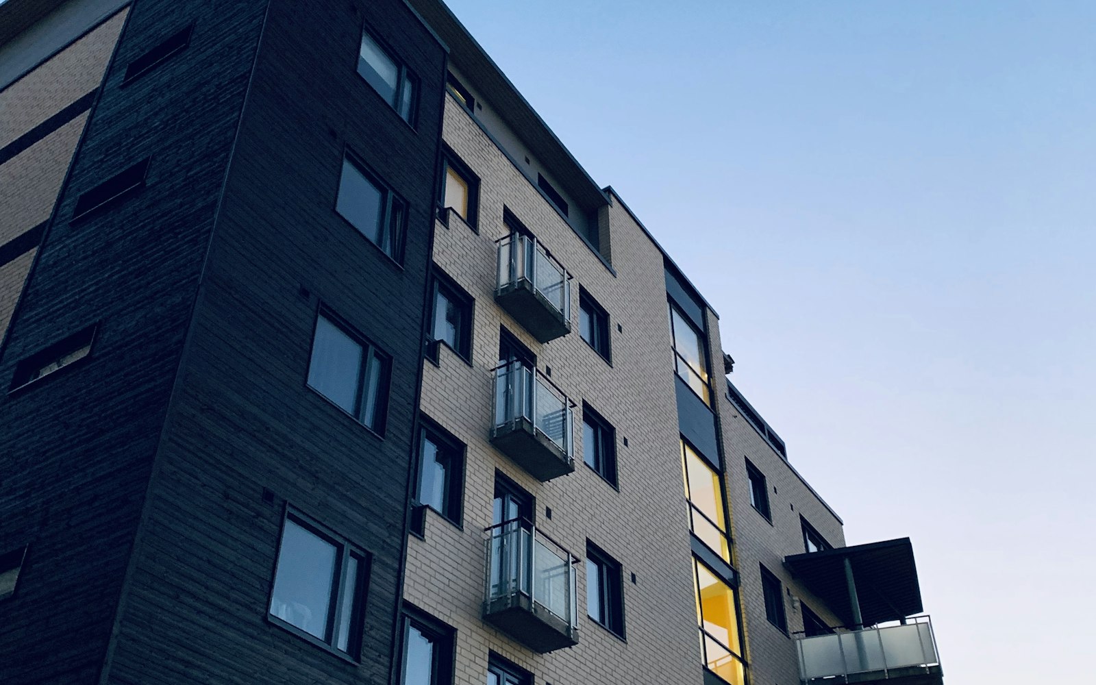 Şehir merkezinde çok katlı modern konut projesi cephesi