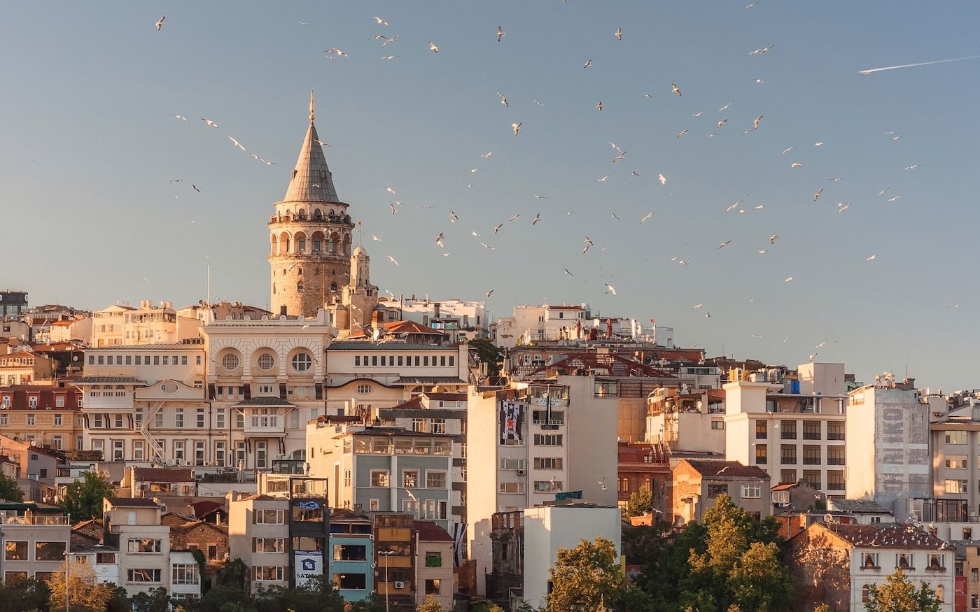 Haliç kıyısında Galata Kulesi ve İstanbul silueti, tur operatörü pazarlama ajansı