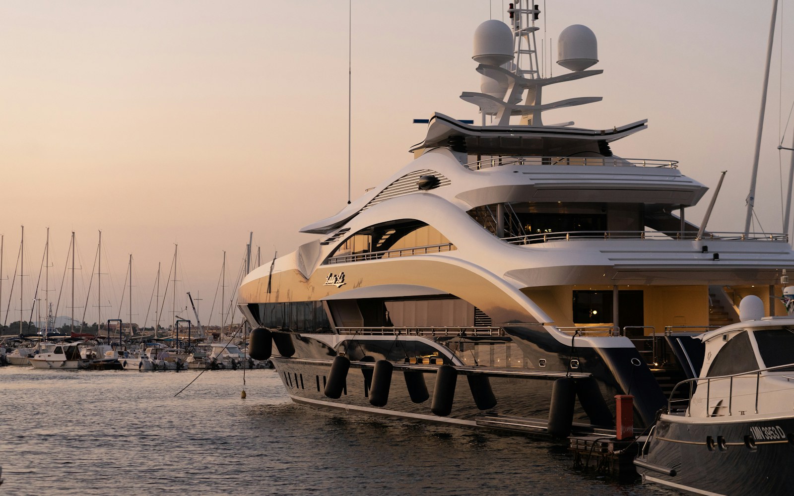 Luxusyacht auf offener See, Yachtmarketing Agentur